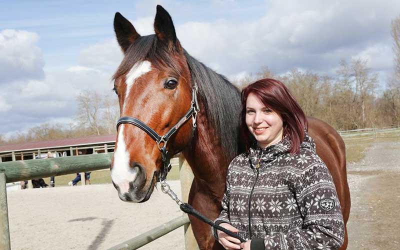 Benevole promenant un cheval